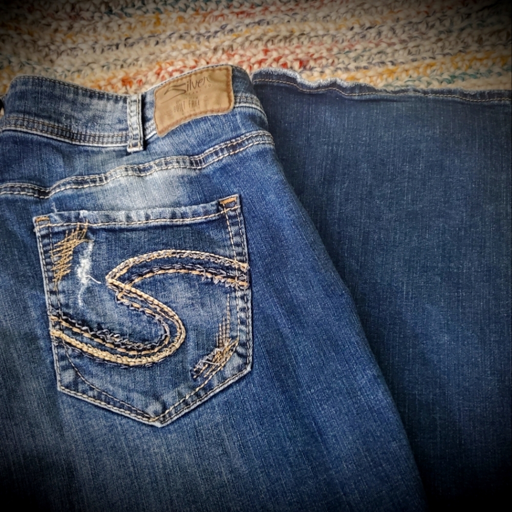 Silver Jeans Women's 18 Length 33 Elyse Mid Boot Cut Like New!